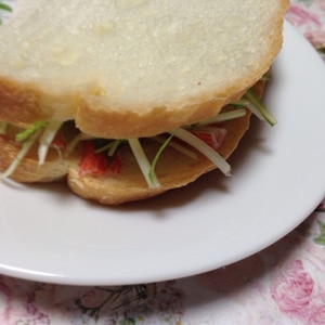 水菜とカニカマのサンドイッチ